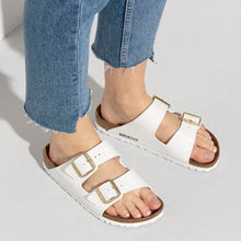 Carica l&#39;immagine nel visualizzatore di Gallery, Birkenstock - 1005294 ARIZONA PATENT WHITE
