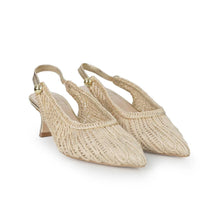 Carica l'immagine nel visualizzatore di Gallery, LUIS ANNE CHANEL MARY JANE SLINGBACK KITTEN HEEL IN TESSUTO NUDE ORO
